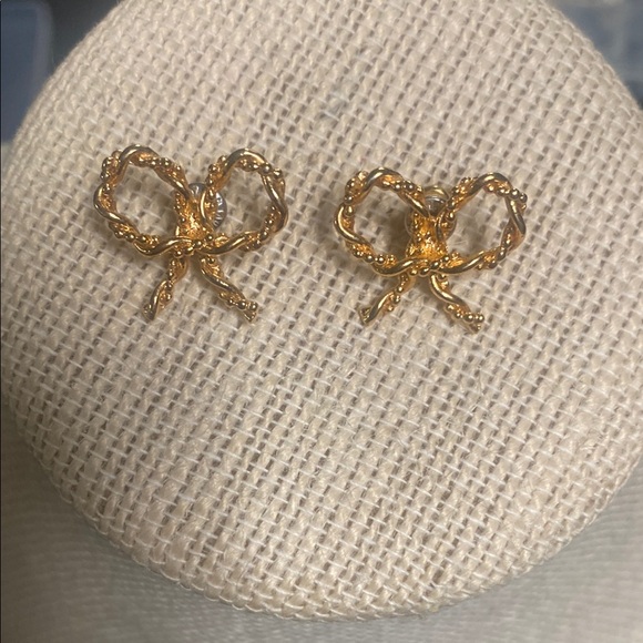 Jewelry - Elegant Gold Bow Earrings